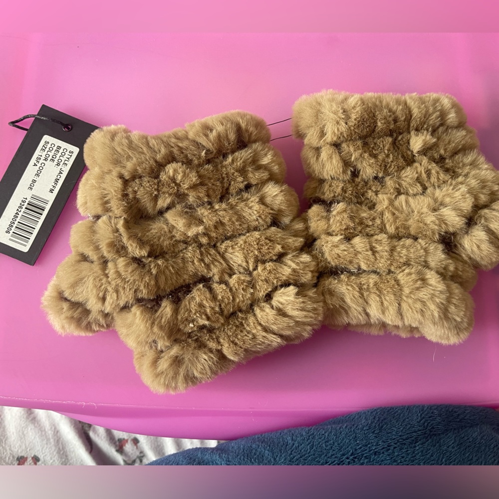 NWT Jocelyn faux fur fingerless gloves - Picture 2 of 2